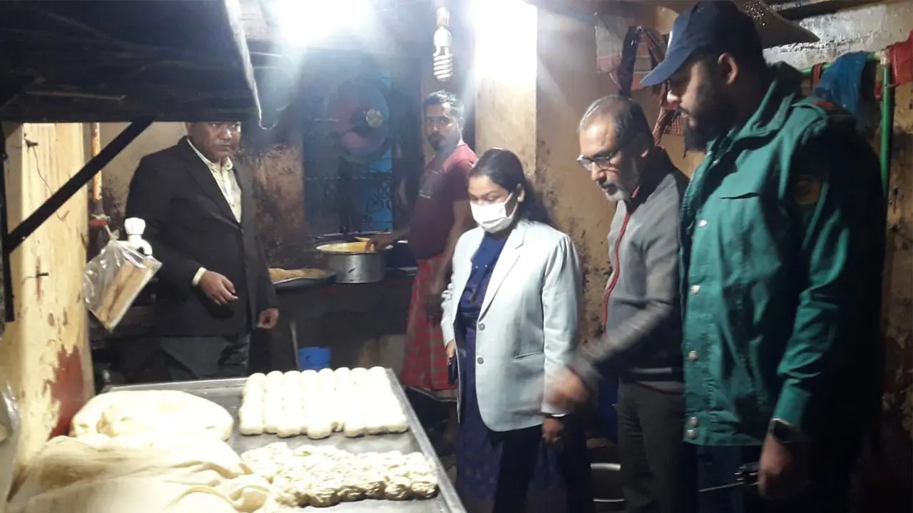 অস্বাস্থ্যকর পরিবেশে খাদ্যপণ্য উৎপাদন, ১৩ প্রতিষ্ঠানকে জরিমানা