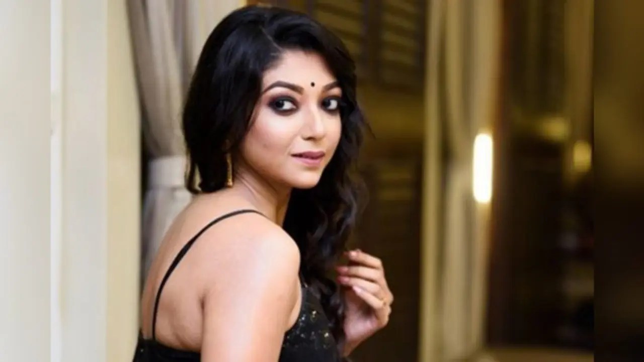 আপনার লজ্জা করছে না— দেবলীনার ছবি দেখে ক্ষুব্ধ অনুরাগীরা