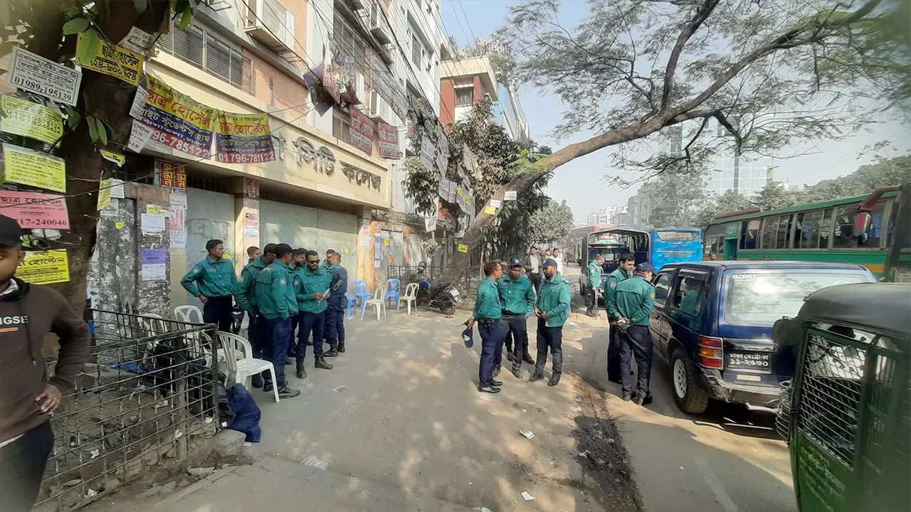 পুলিশের কড়া নজরদারিতে সায়েন্স ল্যাবরেটরি এলাকা