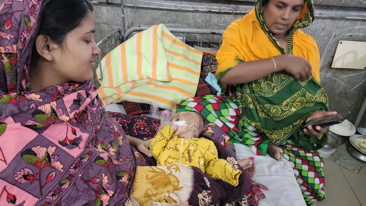 শীতে বাড়ছে সর্দি-কাশি-নিউমোনিয়া, রোগীর চাপ শিশু হাসপাতালগুলোতে