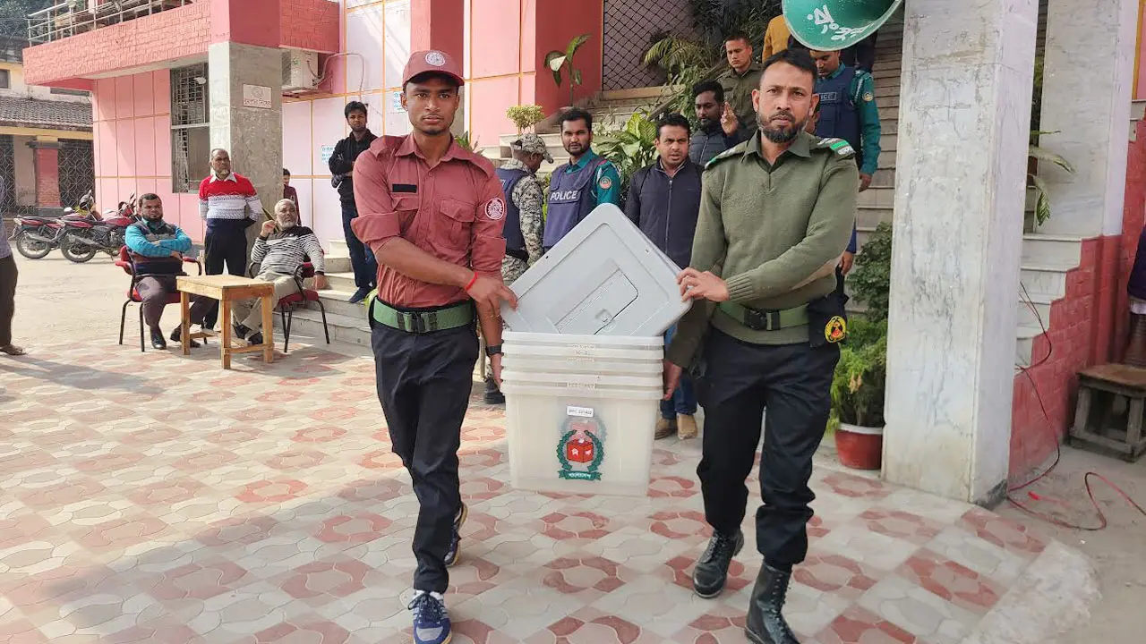 কেন্দ্রে যাচ্ছে নির্বাচনী উপকরণ, ভোটগ্রহণে প্রস্তুত রংপুর