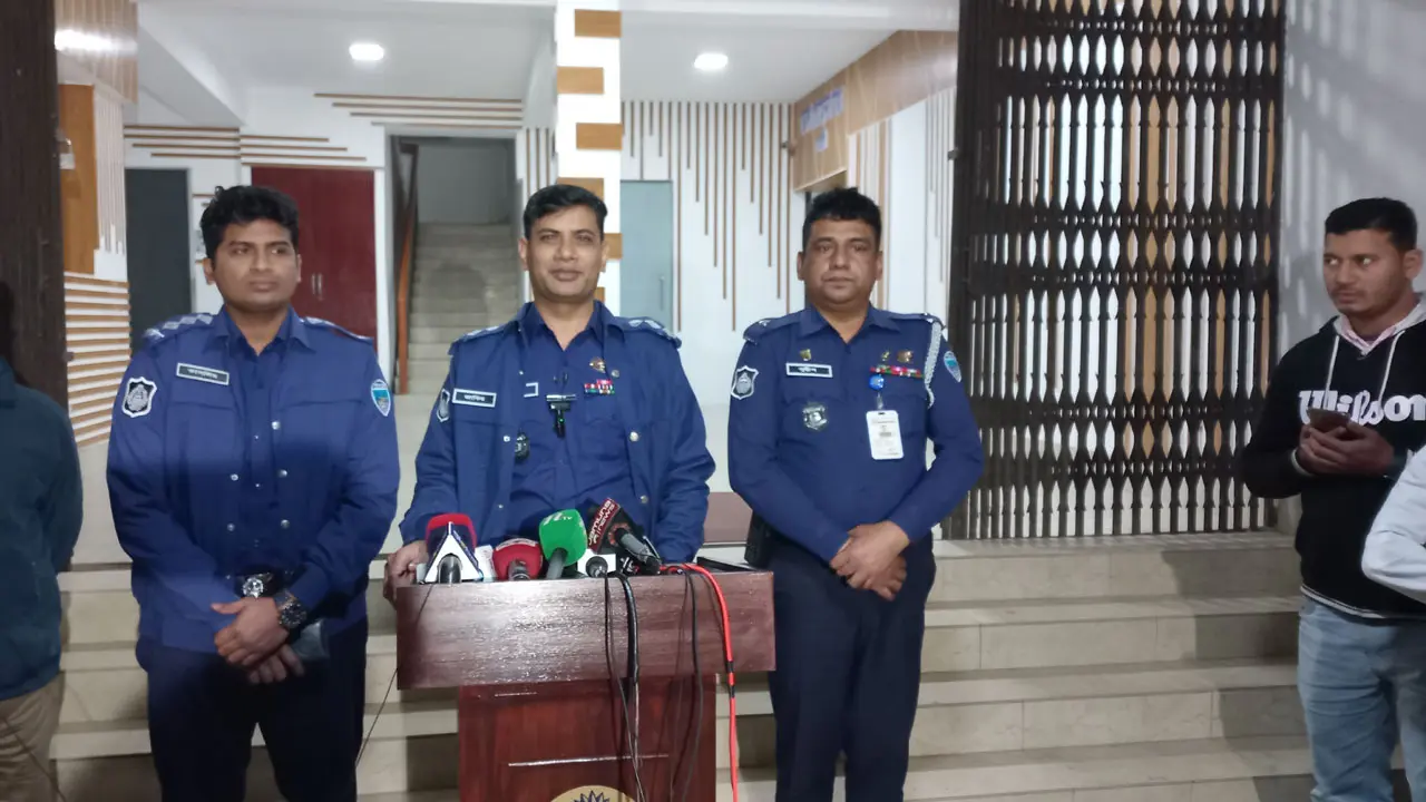 প্রধান শিক্ষক-সভাপতির দ্বন্দ্বের জেরে ফেনীতে ভোট কেন্দ্রে আগুন