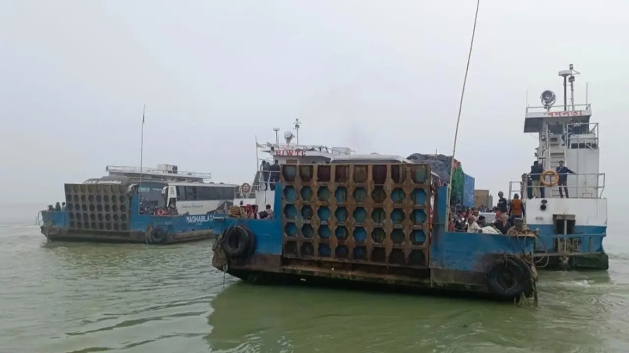 দৌলতদিয়া-পাটুরিয়া নৌপথে ফেরি চলাচল শুরু