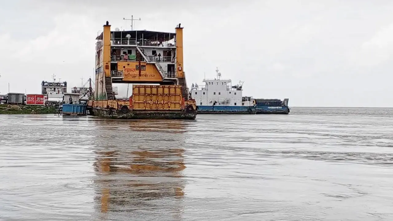 ১১ ঘণ্টা পর দৌলতদিয়া-পাটুরিয়া নৌরুটে ফেরি চলাচল শুরু