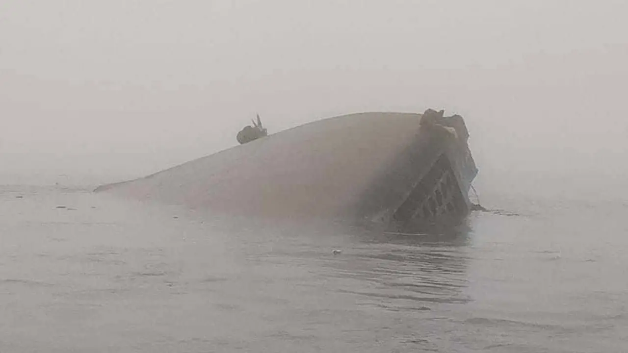 পদ্মায় ফেরি ডুবি : উদ্ধারে যাচ্ছে হামজা-রুস্তম