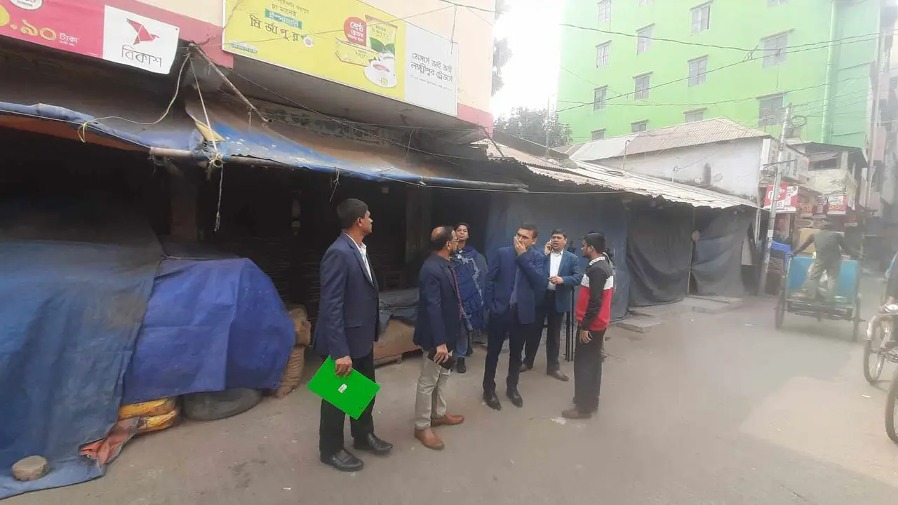 ম্যাজিস্ট্রেট আসার খবরে চালের আড়ৎ বন্ধ