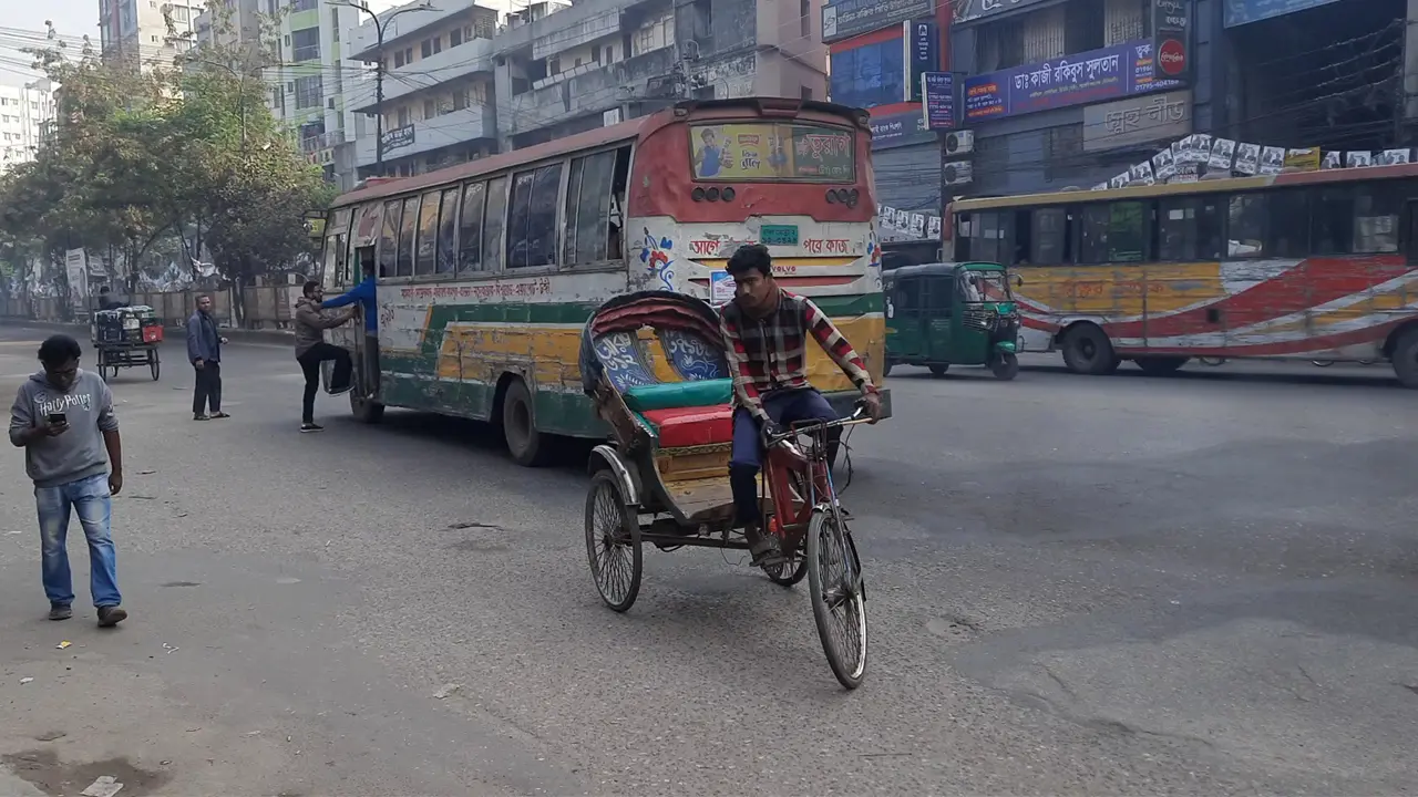 হরতালে সড়কে গণপরিবহন কম, প্রভাব নেই জনজীবনে