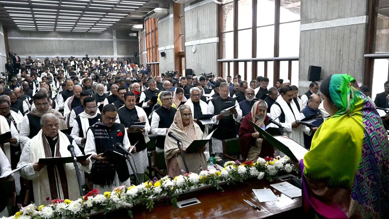শপথ নিলেন আওয়ামী লীগের নবনির্বাচিত সংসদ সদস্যরা