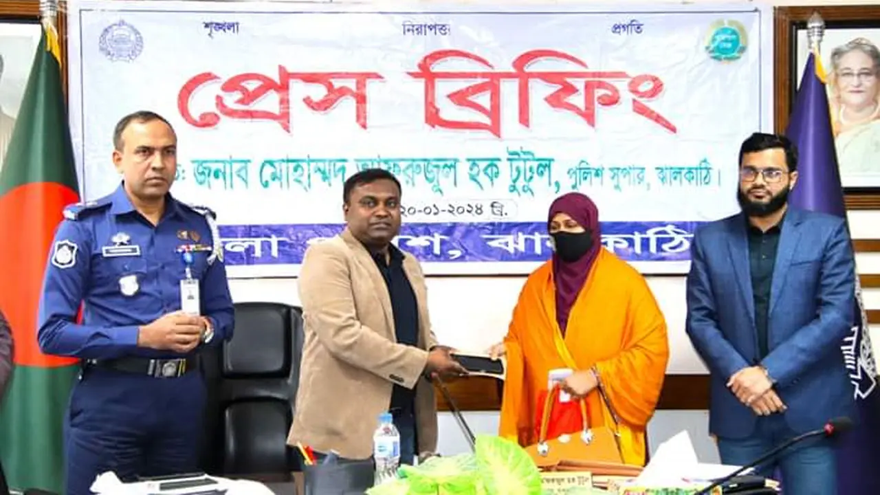 হারানো ও চুরি হওয়া ১১টি মোবাইল মালিককে ফেরত দিল পুলিশ