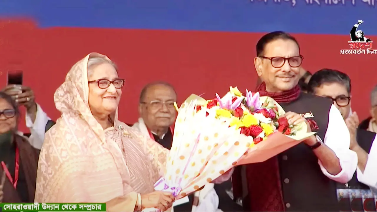 আওয়ামী লীগের জনসভা মঞ্চে শেখ হাসিনা 