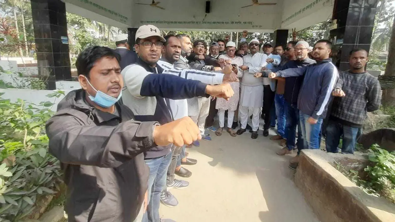 মৃতদের ভোট দেওয়া রুখতে কবরস্থানে বিএনপি নেতারা