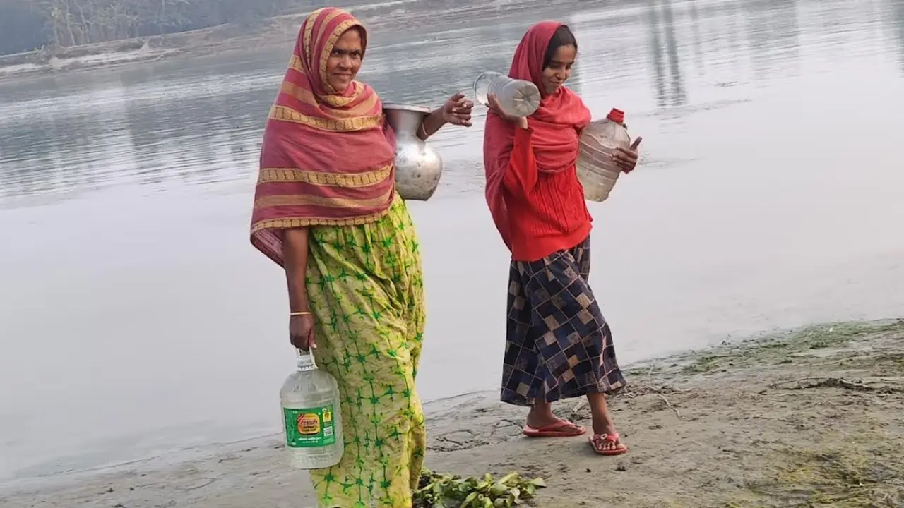নলকূপ থাকা সত্ত্বেও তাদের ভরসা বৃষ্টি ও নদীর পানি