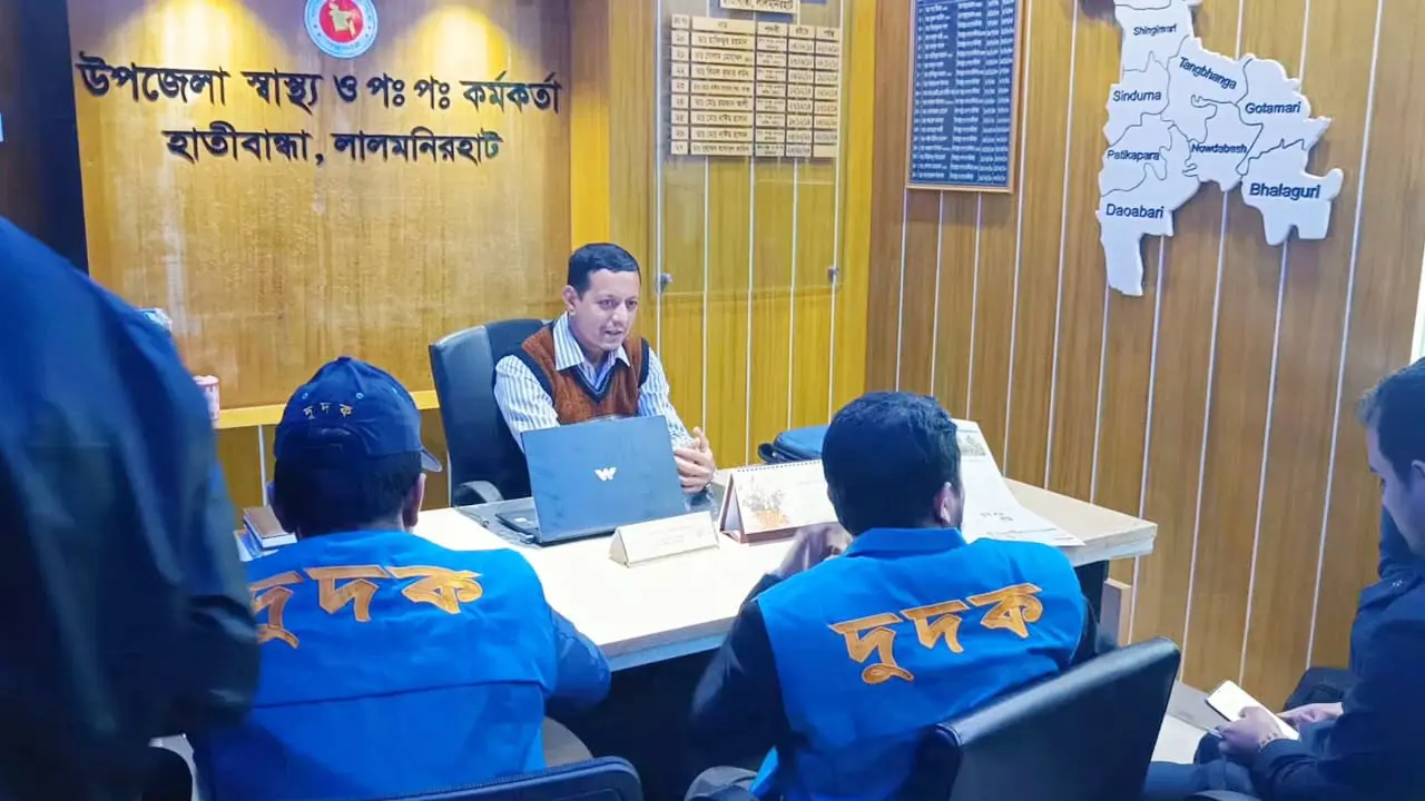 হাতিবান্ধা স্বাস্থ্য কমপ্লেক্সে দুদকের অভিযান, নিয়ে গেছে নথিপত্র