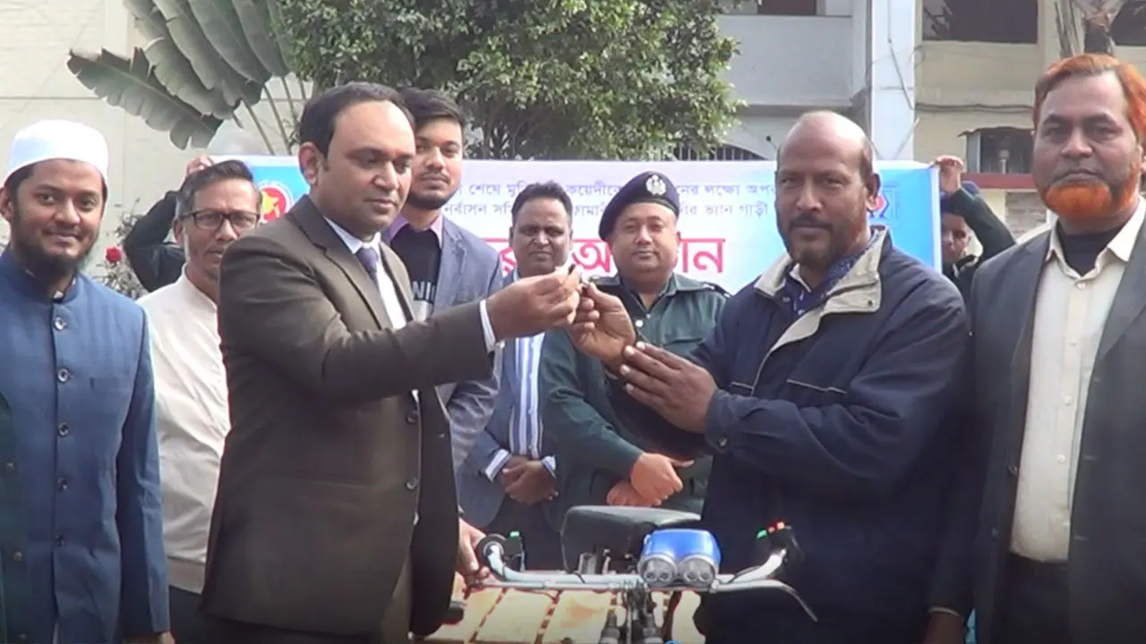 যাবজ্জীবন সাজা শেষে ব্যাটারিচালিত ভ্যান উপহার পেলেন লেবু মিয়া