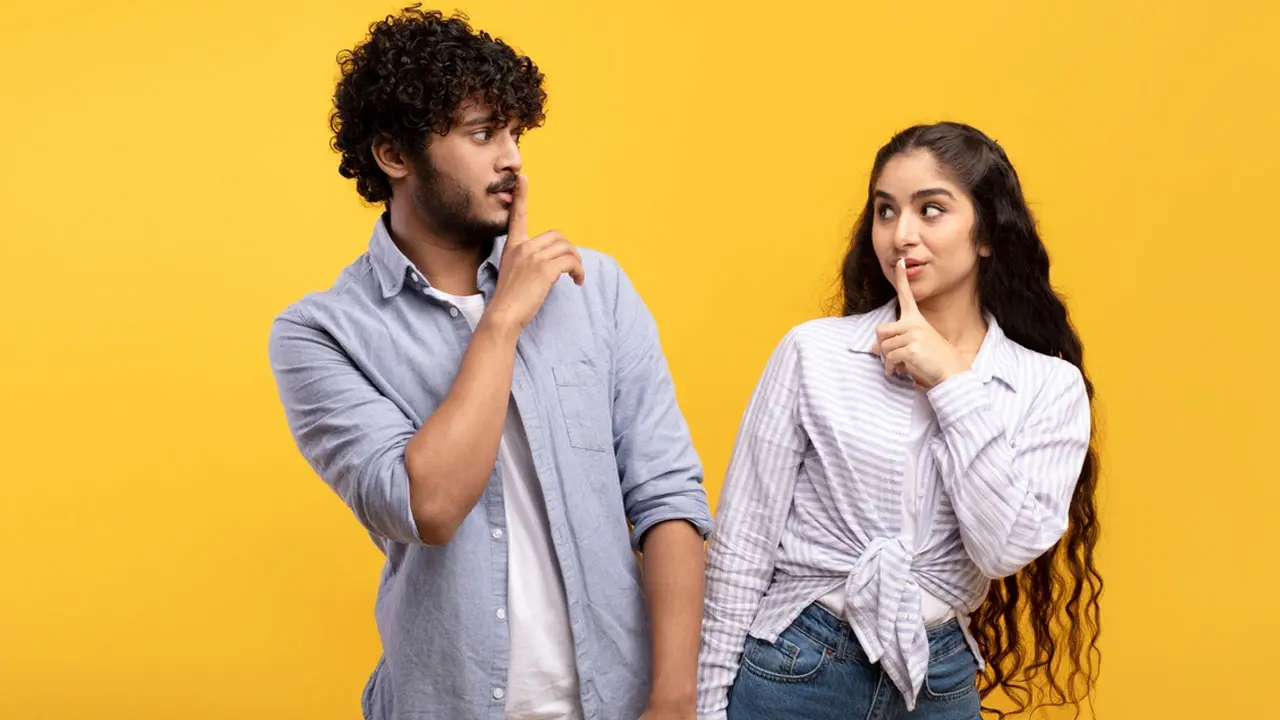 সোশ্যাল মিডিয়ায় প্রেমের সম্পর্ক গোপন রাখবেন যে কারণে
