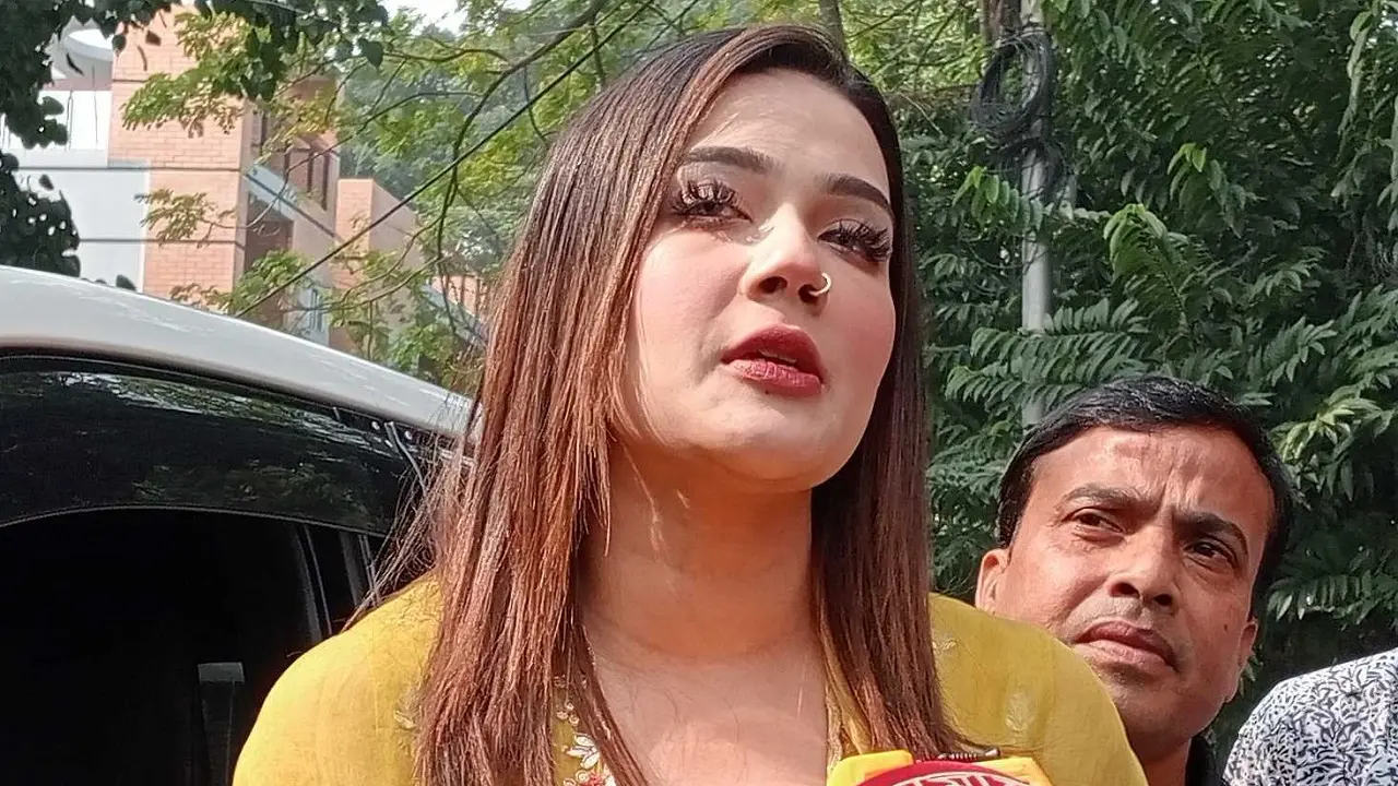 খাদে পড়ল মাহিয়া মাহির ‘ট্রাক’
