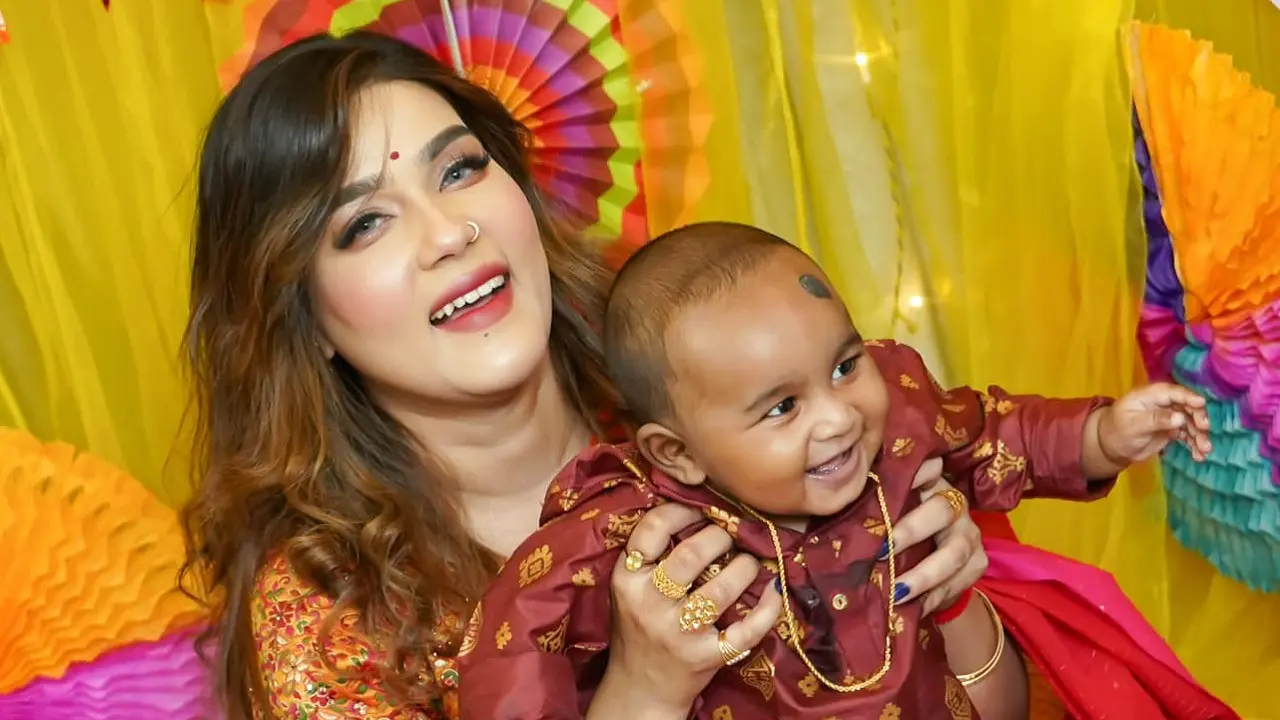 সন্তানের জন্য দোয়া চাইলেন মাহি