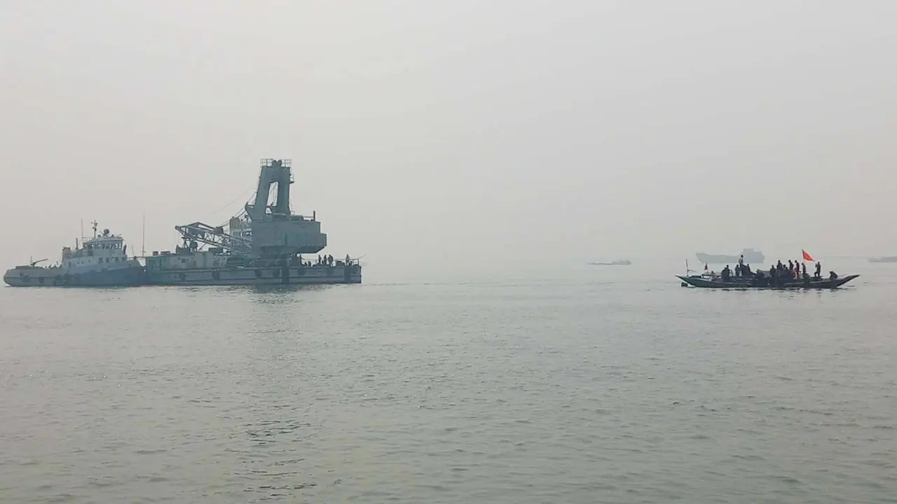 পদ্মায় ফেরি ডুবি : ঘটনাস্থলে উদ্ধারকারী জাহাজ রুস্তম