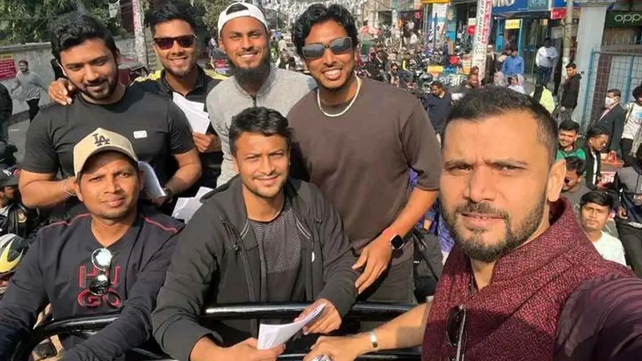 সাকিবের সঙ্গে দেখা করতে মাগুরায় মাশরাফি