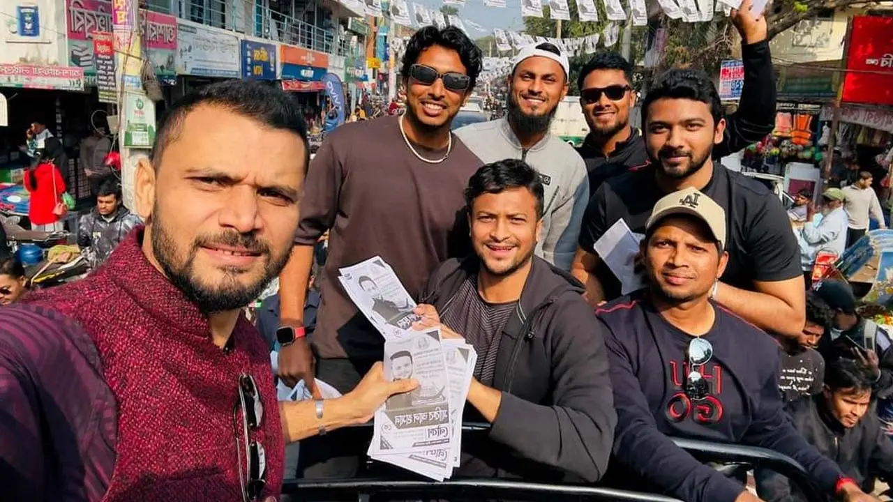নিজের প্রচার বাদ দিয়ে যে কারণে সাকিবের প্রচারণায় মাশরাফি 