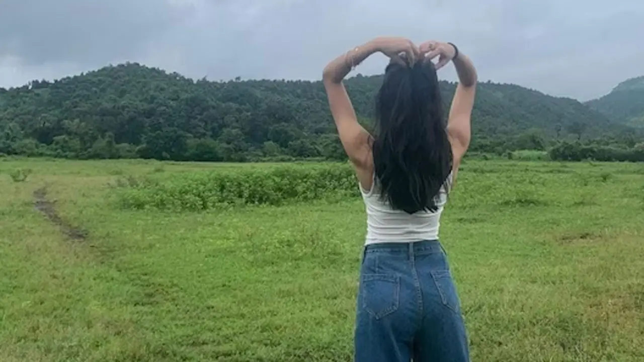 এক ছবিতেই জনপ্রিয়তায় শাহরুখ-হৃতিককেও পেছনে ফেললেন নায়িকা
