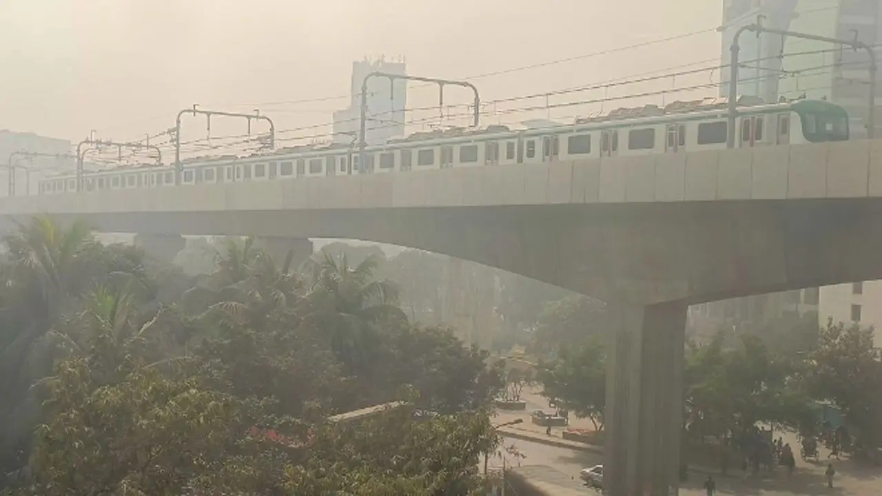 মেট্রোরেলের বৈদ্যুতিক লাইনে ডিশের তার, বন্ধ ছিল ট্রেন চলাচল