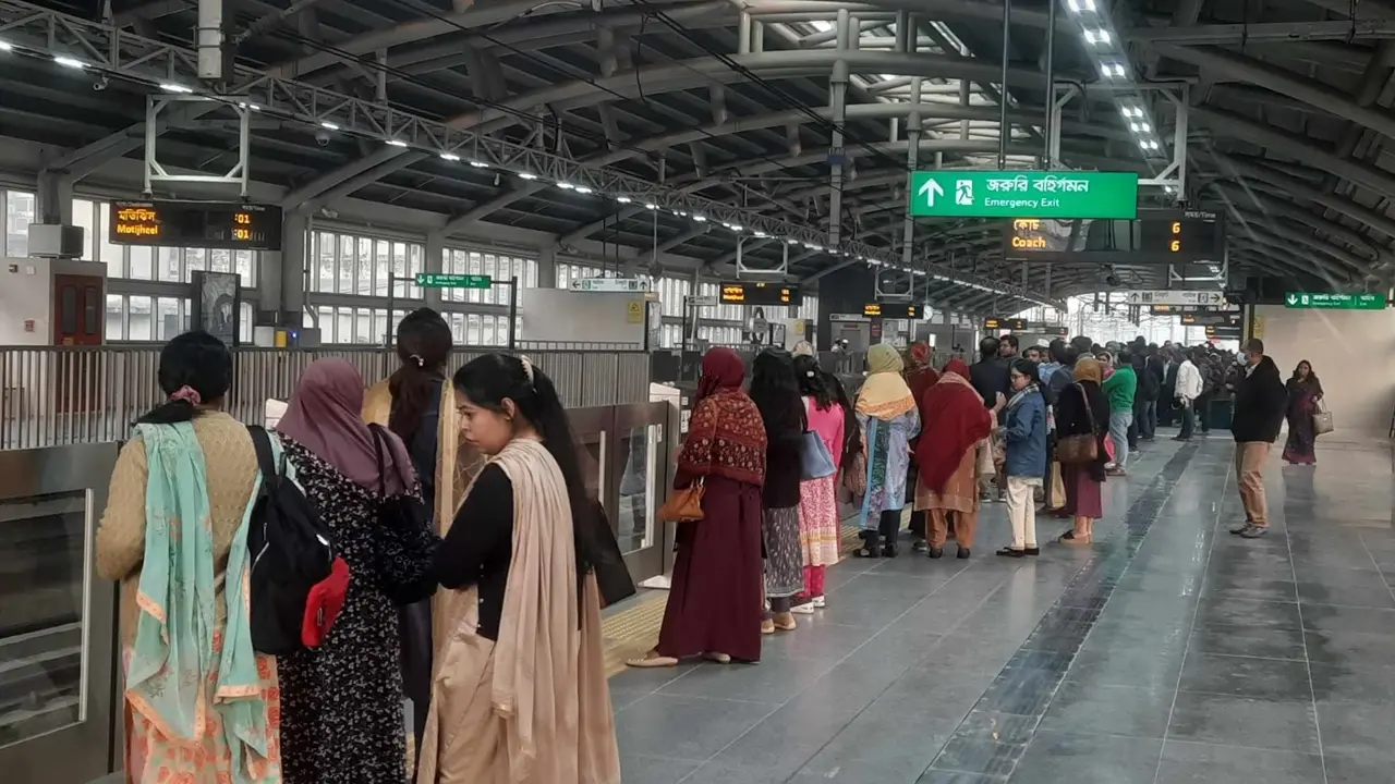 বাস ছেড়ে মেট্রোরেলে কর্মজীবীরা