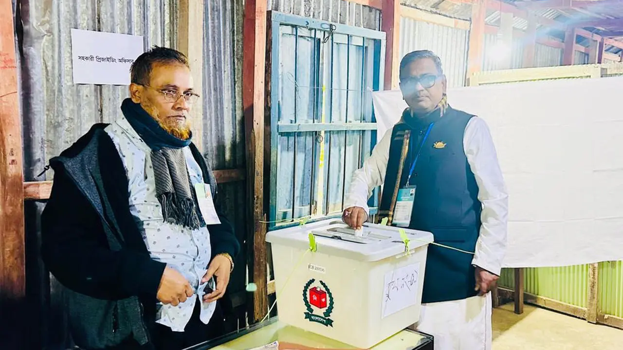 ভোট দিলেন কাদের মির্জা