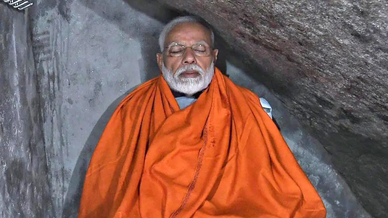 মেঝেতে ঘুমাচ্ছেন মোদি, পান করছেন কেবল নারিকেলের পানি
