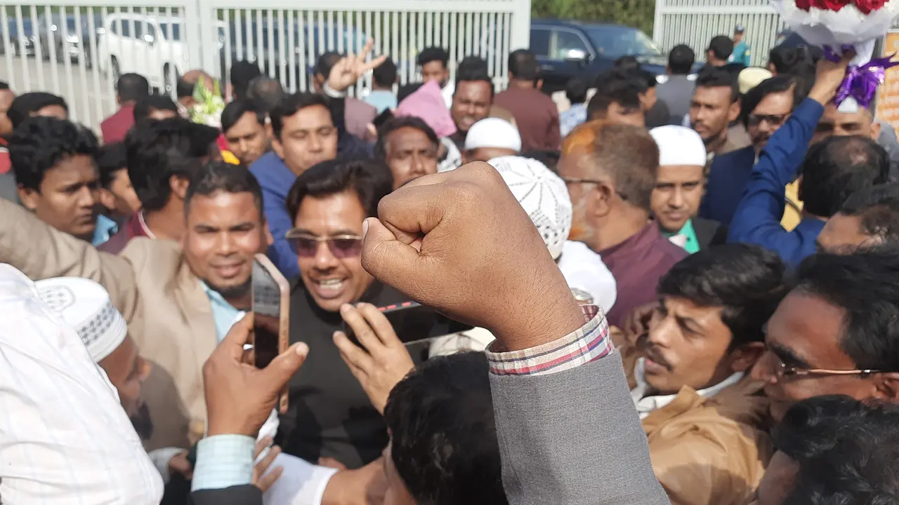 ফুল দিয়ে নতুন এমপিদের বরণ করে নিচ্ছেন কর্মী-সমর্থকরা