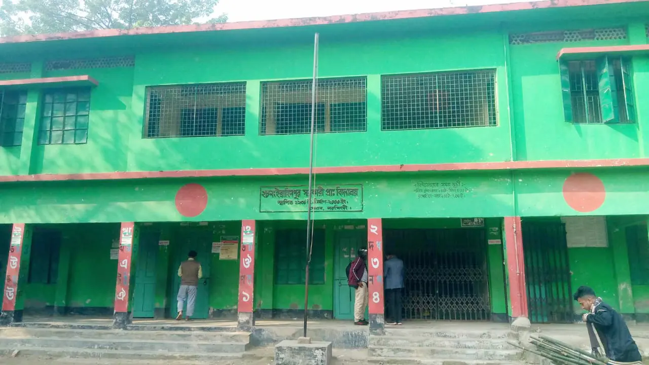 জাল ভোট দেওয়ার সহযোগিতা করায় প্রিসাইডিং কর্মকর্তা আটক 