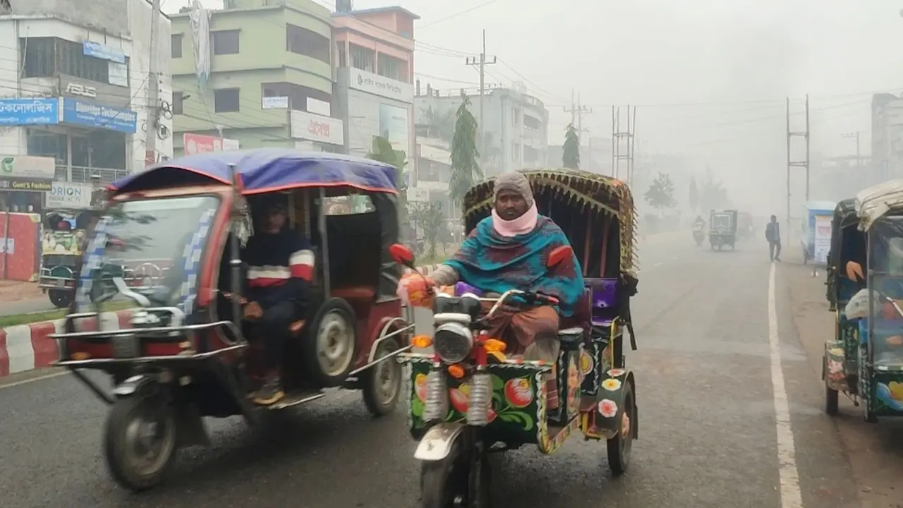 নাটোরে গুঁড়ি গুঁড়ি বৃষ্টি, তীব্র শীতে জনজীবনে ভোগান্তি