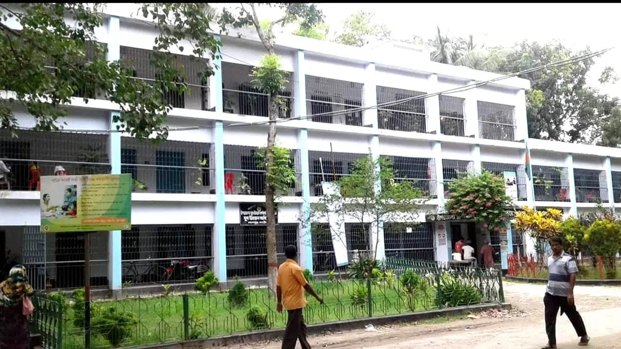 সরকারি কর্মকর্তাদের নৌকার পক্ষে কাজ করার অভিযোগ