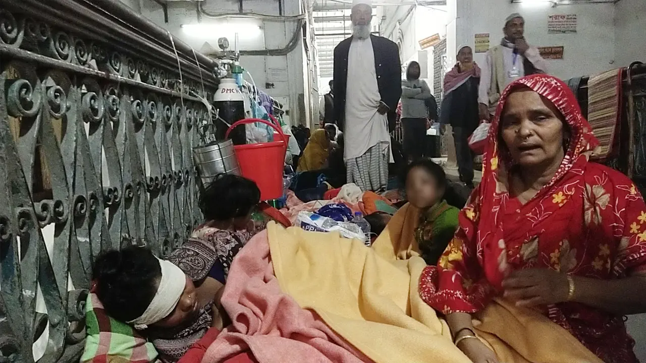 ঢাকা মেডিকেলে মেঝে-করিডোরই যেন শিশু-বৃদ্ধের শেষ ভরসা