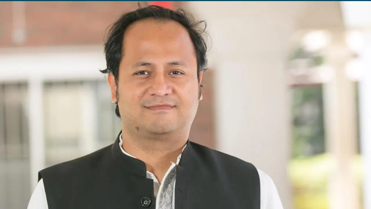ফুলের শুভেচ্ছায় অনিচ্ছা শিক্ষামন্ত্রীর