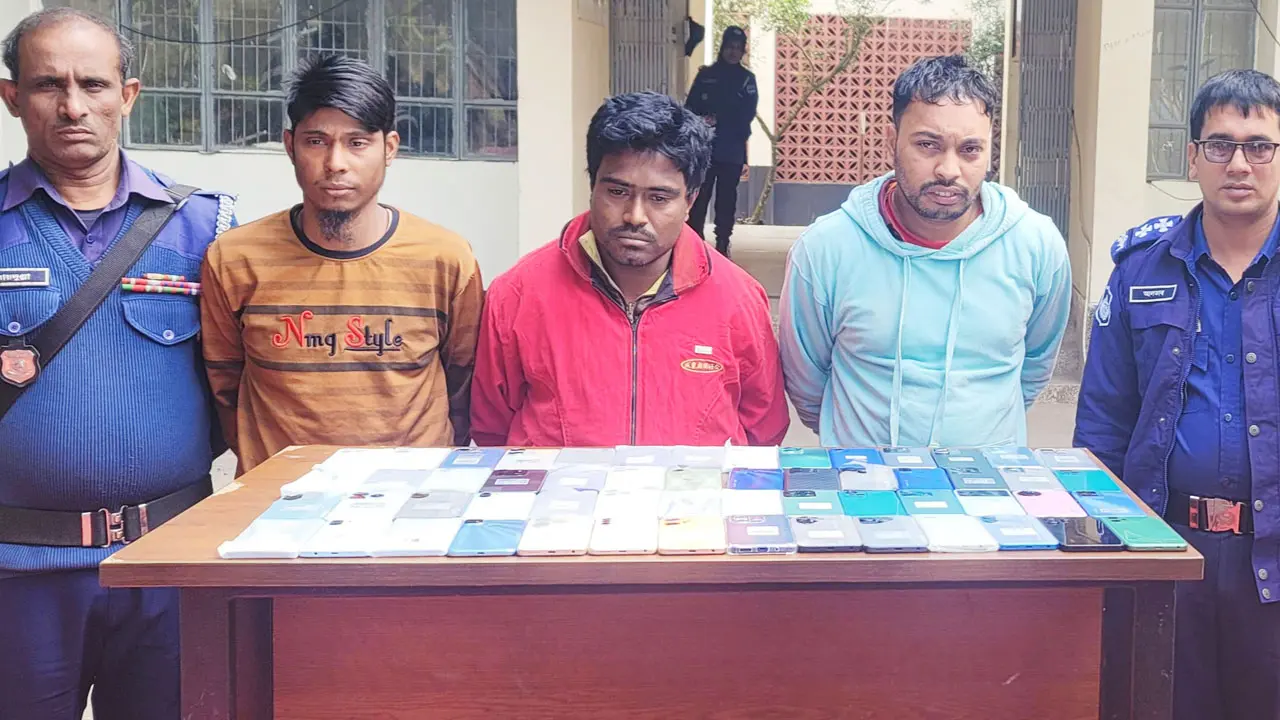 চুরি হওয়া ৫৬টি মোবাইলসহ তিন যুবক গ্রেপ্তার