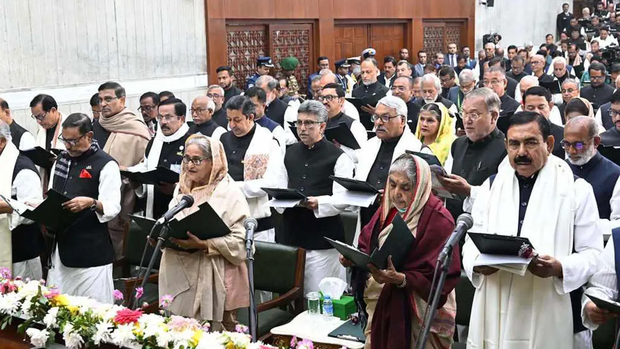 এমপি হিসেবে শপথ নিলেন ২৯৭ জন