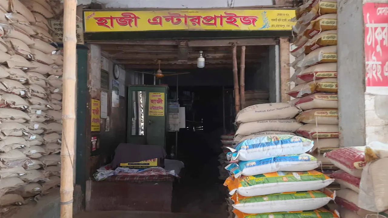 জরিমানা আতঙ্কে দোকান ফেলে পালালেন চালের আড়ৎদাররা