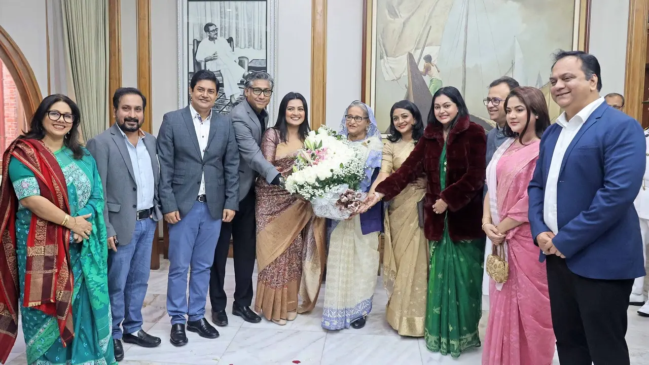 প্রধানমন্ত্রীকে অভিনন্দন জানালেন শিল্পীরা