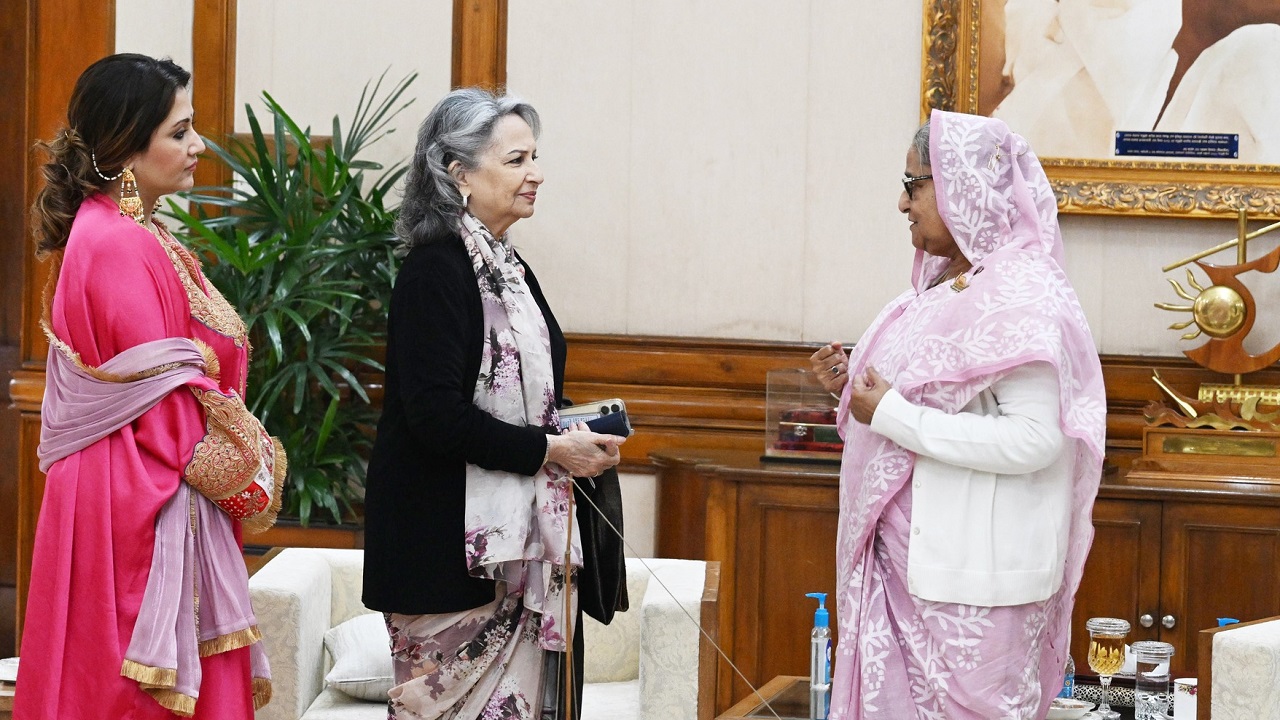 প্রধানমন্ত্রীর সঙ্গে সাক্ষাৎ করলেন শর্মিলা-স্বস্তিকা