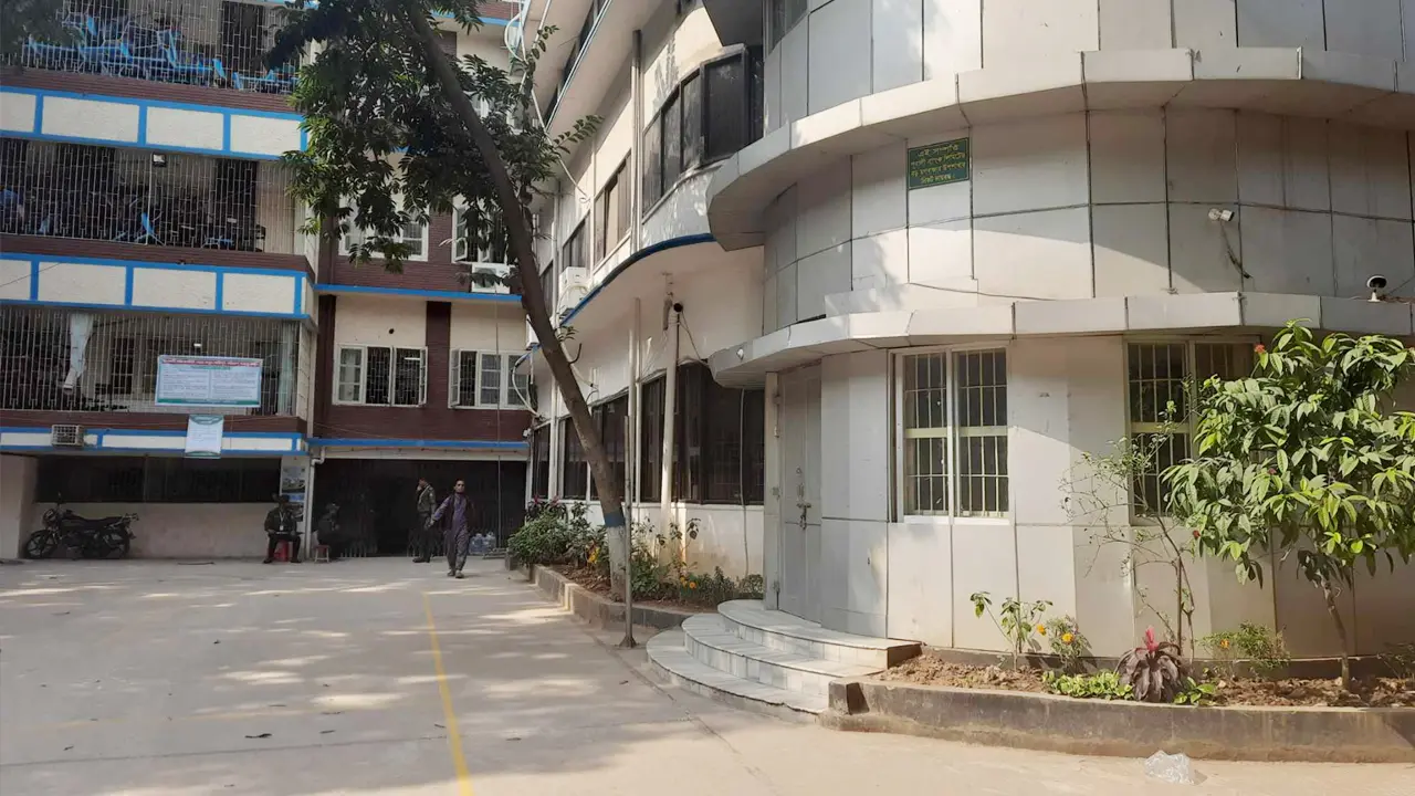 কেন্দ্রে নেই টিভি, আম ও মোমবাতি প্রতীকের প্রার্থীর পোলিং এজেন্ট