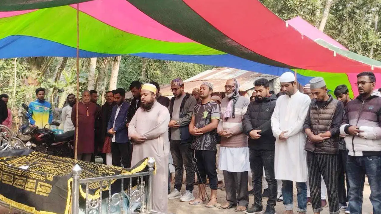 ডান্ডাবেড়ি পায়ে বাবার জানাজা পড়লেন ছাত্রদল নেতা