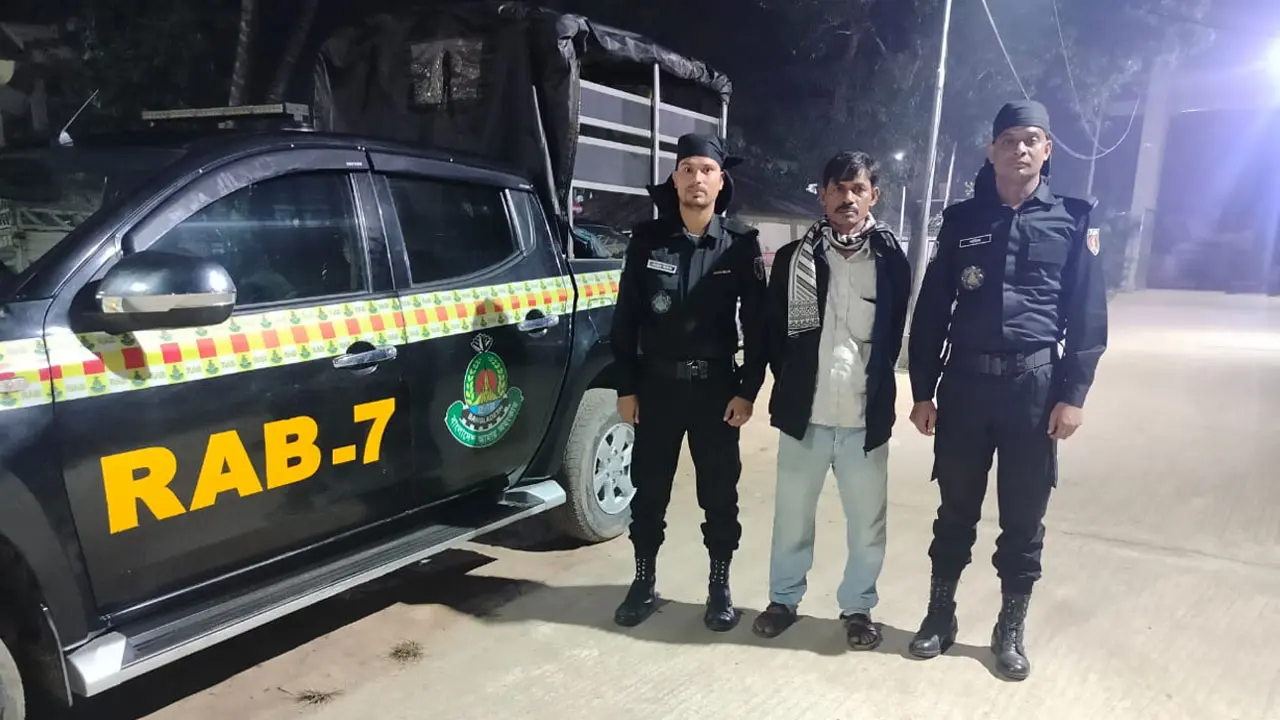 চট্টগ্রামে অস্ত্রসহ যুবক আটক