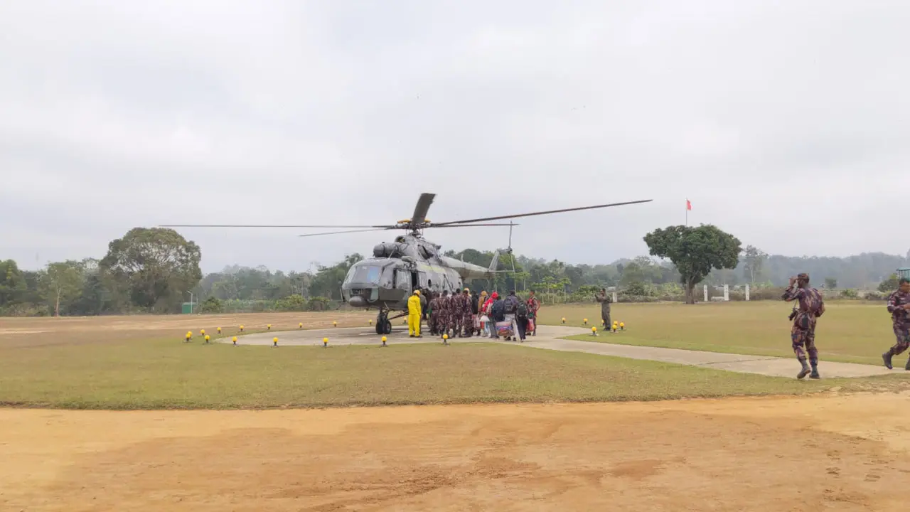হেলিকপ্টারে নির্বাচনী সামগ্রী যাচ্ছে দুর্গম পাহাড়ি ভোটকেন্দ্রে