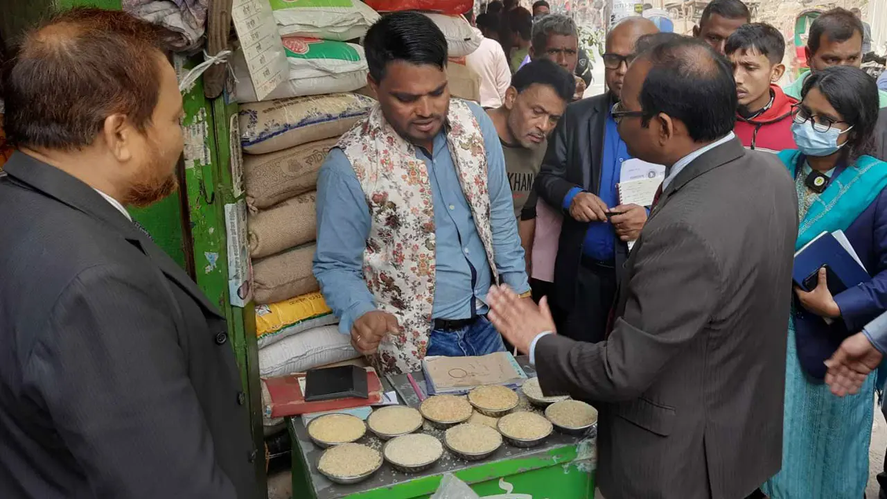 দেড় ঘণ্টায় ৫ দোকানকে সতর্ক করে অভিযান শেষ খাদ্য মন্ত্রণালয়ের