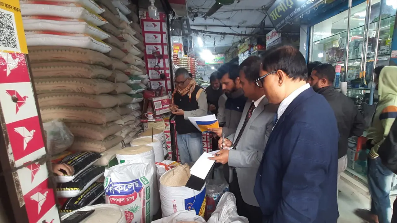 তদারকিতে এসে চালের অতিরিক্ত দাম কমালেন উপসচিব