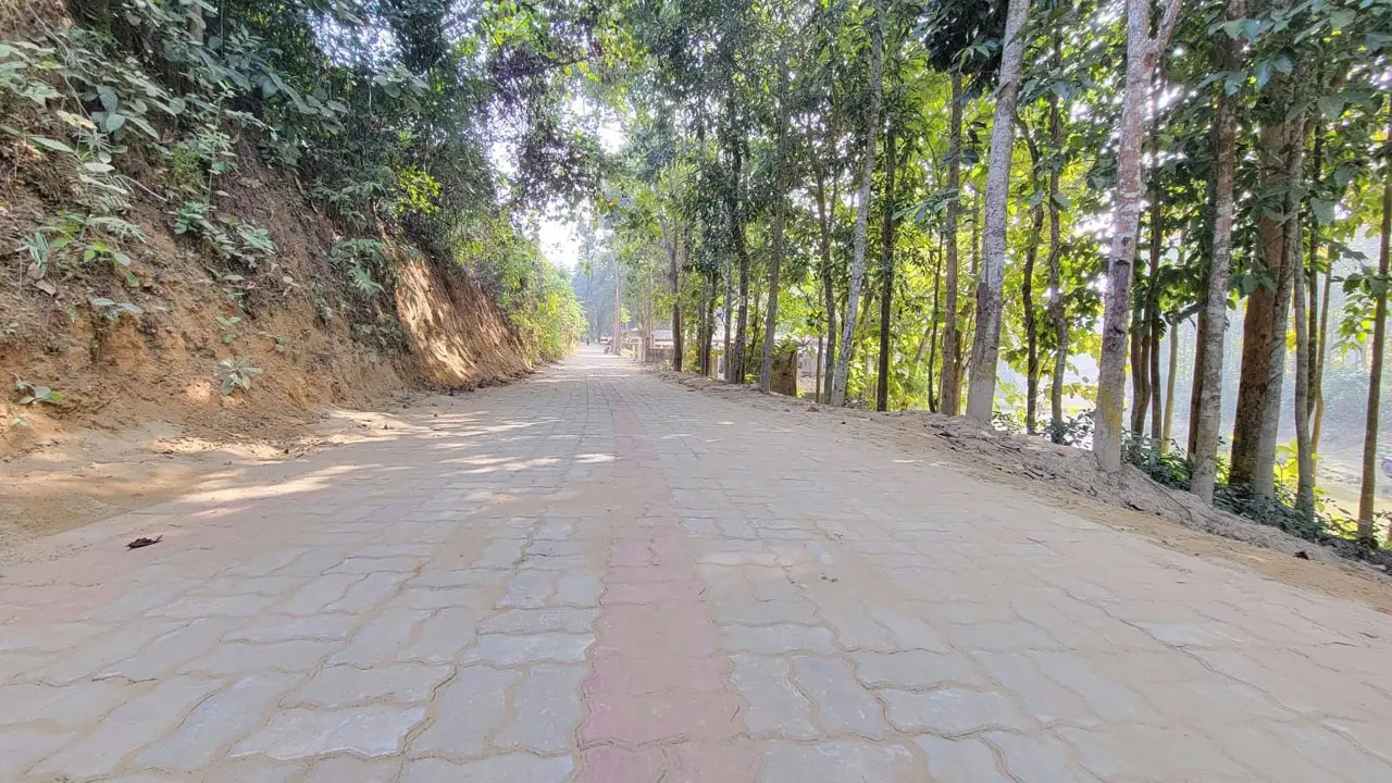 বান্দরবানে ইউনিব্লকের দৃষ্টিনন্দন সড়ক