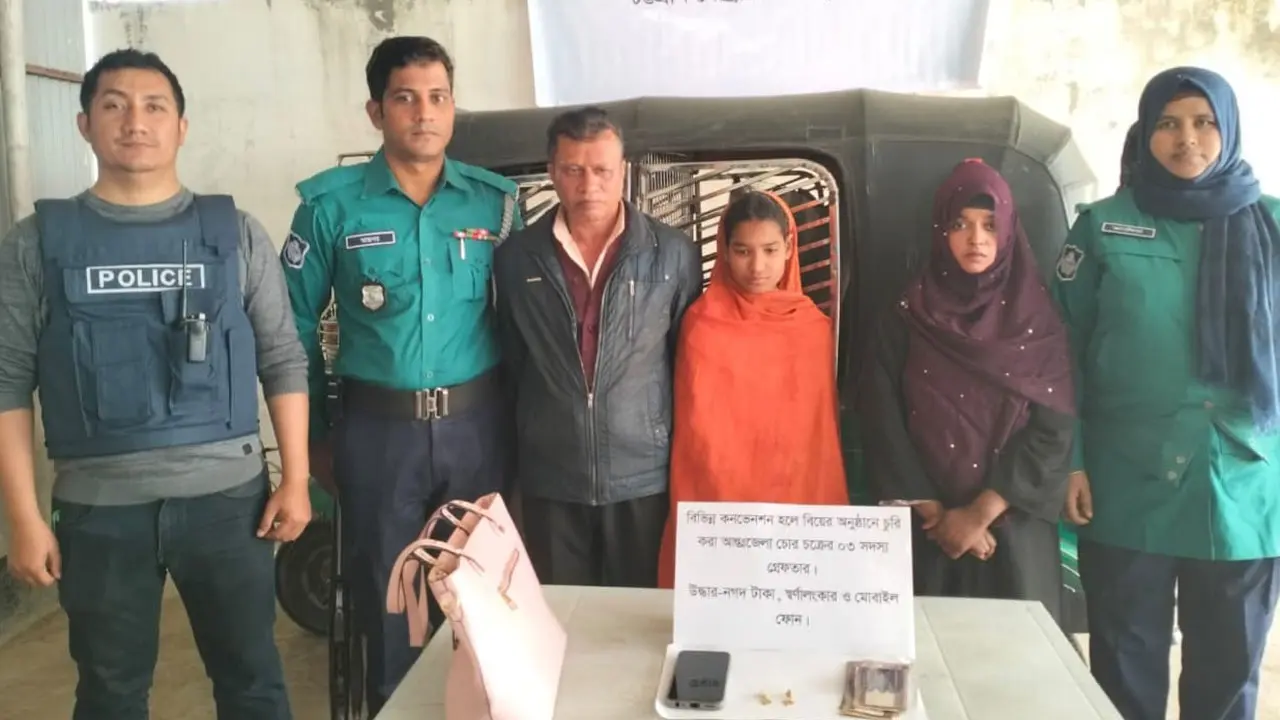 কমিউনিটি সেন্টারে ঘুরে ঘুরে চুরি, রোহিঙ্গা নারীসহ আটক ৩