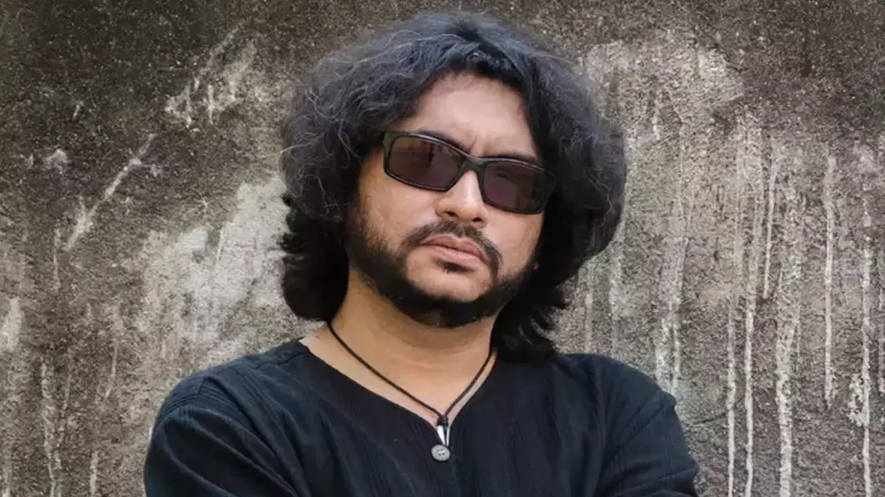 ভক্তকে গালি দেওয়ার পর সাফাই রূপমের, জানালেন সেলফি তোলার নিয়ম