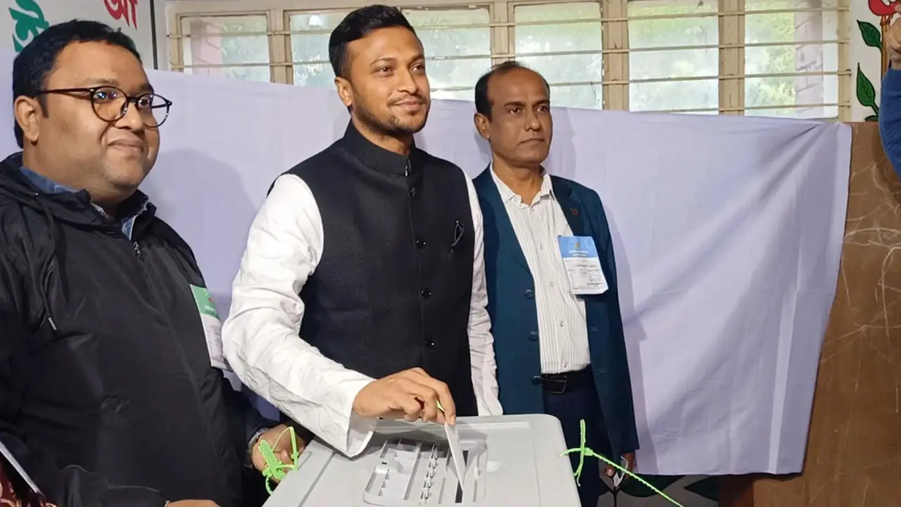 নিজ কেন্দ্রে ভোট দিলেন সাকিব আল হাসান